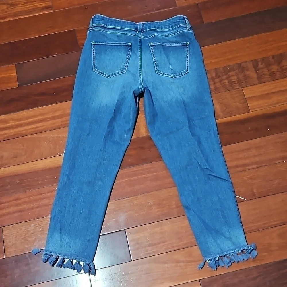 Signature Studio Crop Tassle Hem Destroyes Jeans Mid Rise 6 Short VGUC